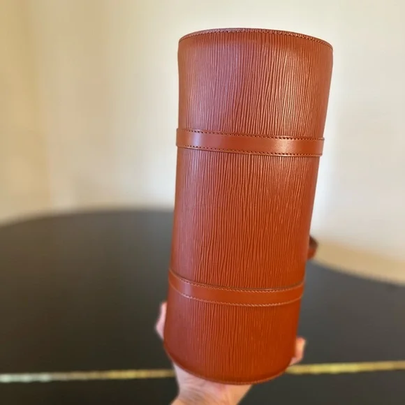 Louis Vuitton Authentic Luxury Vintage Retro RARE Minimalist Epi Soufflot Bag - Picture 8 of 17